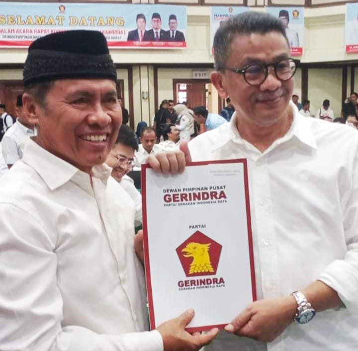 Drs. Nasrul Naga-Drs.Eri poto bareng usai terima SK dari Partai Gerindra sebagai pasangan bacawako/bacawawako Pilkada Padang Panjang, Sabtu (24/8/2024) kemaren di Bukittinggi.